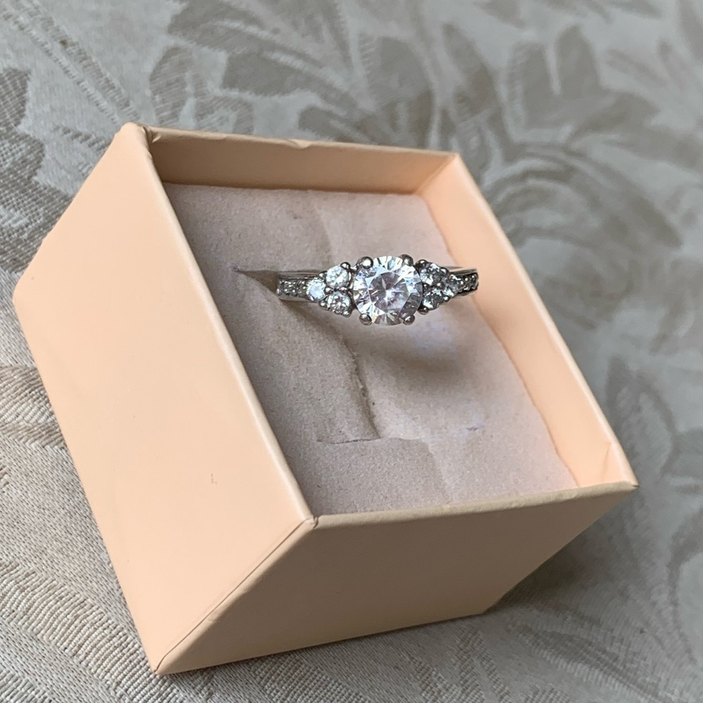 Beautiful Vintage Sterling Silver CZ Graduated Engagement Ring size 8.75 - Picture 2 of 12